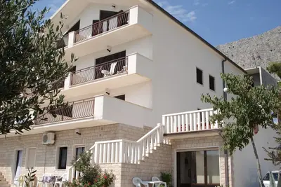 Appartement de deux chambres avec air conditionné Lokva Rogoznica, Omis (A-14853-a)