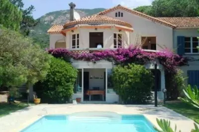 Image de Villa les pieds dans l'eau sur la plage accés direct par le jardin, possibilité location moitié de la villa