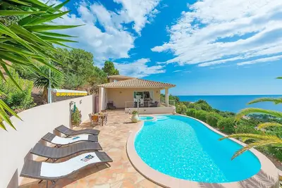 Image de Villa Eva Solenzara. Villa pour 6 à 7 personnes avec piscine privée et vu mer.