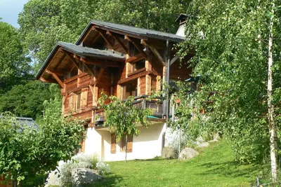 Image de Chalet de caractère dans un cadre verdoyant