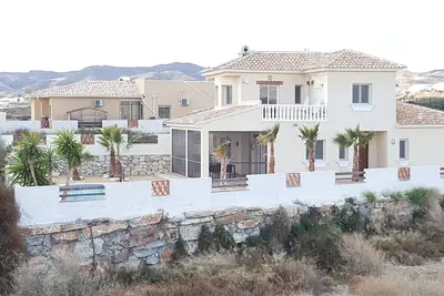Image de Villa avec piscine privée, à 35 km des plages, vue montagne, Wifi