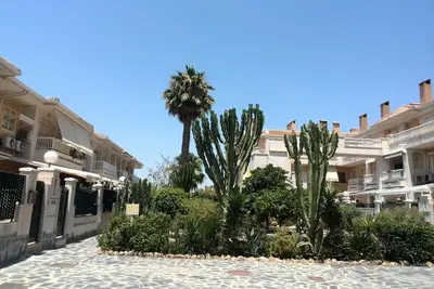 Image de Maison, terrasse, proche de la plage et du centre, climatisation, wifi gratuit.