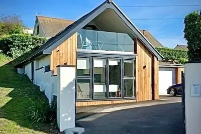 Image de Stylish Beach Cottage Capacité d'accueil 4 - 6, à seulement 85 m de la plage sableuse 'Blue Flag'.