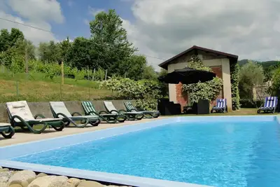 Image de 4 chambres, 3 salles de bains, piscine privée, wifi, au restaurant à pied, a/c inc