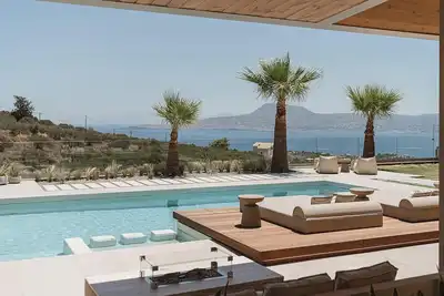 Image de Villa Niolos I - Tranquille villa perchée au sommet d'une colline offrant une vue panoramique spectaculaire
