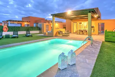 Image de Fabuleux! Golf et vue sur la mer Piscine climatisée. Wifi. Barbecue. Caleta de Fuste.