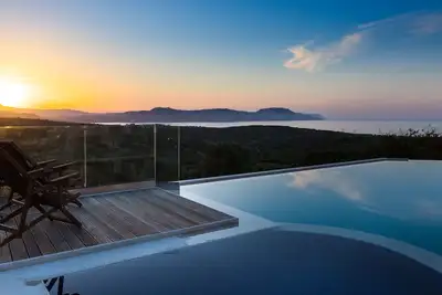 Villa neuve en pierre avec vue mer panoramique - à 2 km d'une plage de sable!