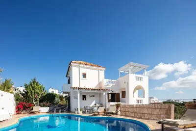 Image de Front de mer villa à côté des plages de sable, offrant une vue sur la mer et des installations complètes!