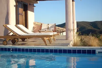 Image de Villa avec jardin et piscine, idéal pour des vacances reposantes