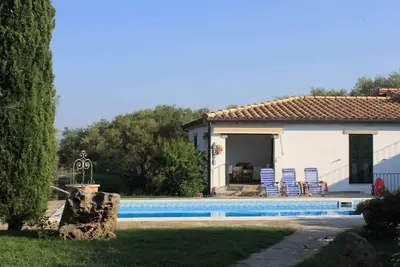 Image de Maison entourée d'un parc jardin clos, vue sur piscine et montagnes