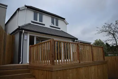 Image de CoastalCountry Home. Maison récemment rénovée de 4 chambres avec grand jardin.