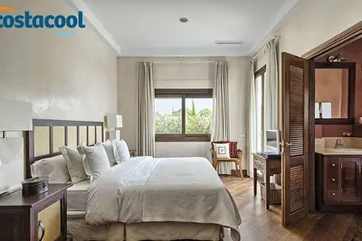 Image de Luxueuse villa avec piscine privée à côté de cours de golf