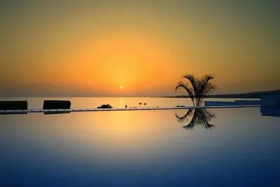 Image de Executive Waterfront Villa avec grande piscine, couchers de soleil spectaculaires et vue sur la mer