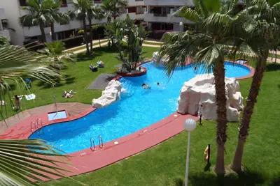 Bel appartement ensoleillé bien équipé de 2 chambres avec vue sur la piscine, wi fi inclus