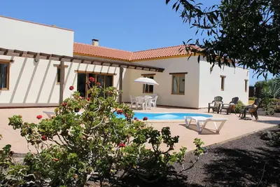 Image de Grand, paisible et privé villa dans un village des Canaries avec piscine chauffée et WiFi.