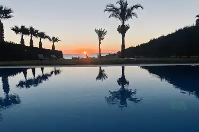 Image de Villa face à la plage avec piscine. Idéal pour les familles. Beaucoup d'intimité.