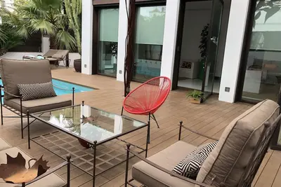 Image de Villa de luxe dans le centre ville Wifi piscine, climatisation et parc gratuit