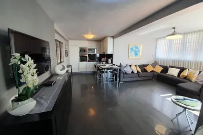 Image de Fabuleux deux chambres penthouse près de la plage 5 personnes avec Wifi gratuit