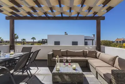 Image de Bel appartement duplex de 3 chambres avec vue sur le golf vers la mer