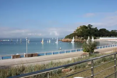 Image de Superbe vue mer avec accès direct plage (sans route à traverser) sur la réputée Côte de Granit Rose ; appartement 'pieds dans l'eau', orienté sud, tout confort, Wifi
