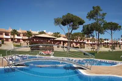 Image de Maison de ville donnant sur la piscine et les jardins et faisant face à Pestana Vila Sol Hôtel.