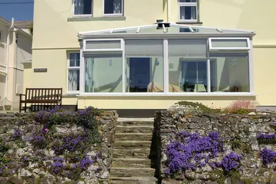Image de Cottage orienté plein sud surplombant le port de Mevagissey et de l'autre côté de la baie.