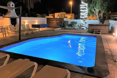 Image de A 4 élégant Bed / 4 salles de bain Villa dans un premier emplacement près de la mer, bain à remous, WiFi
