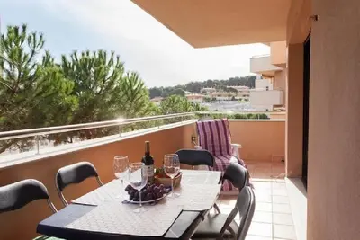 Image de Bel appartement dans un complexe fermé avec piscines et aires de jeux.