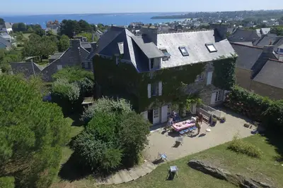 Image de Grande maison de caractère avec jardin et vue sur mer