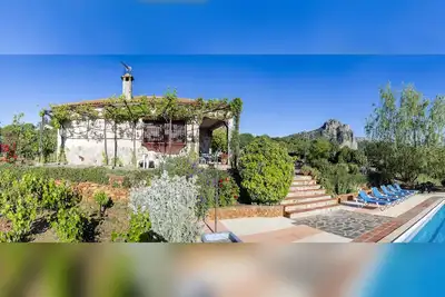 Image de Villa avec piscine privée, une vue magnifique du lac / montagne et Wifi