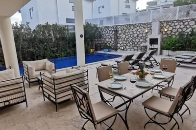 Image de Luxe, très central 3 chambres apt, piscine privée ouverte plan extérieur