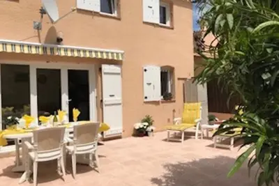 Image de Villa conviviale et familiale à 10 minutes à pied de la plage. Piscine en résidence