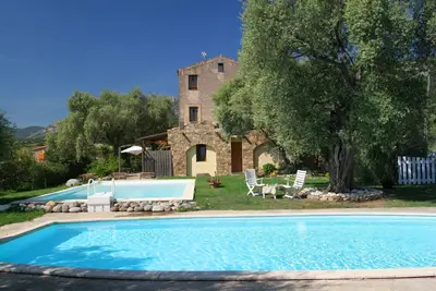 Image de 3 appartements 2 à 4 pers dans maison de caractère, piscine calme nature Calvi