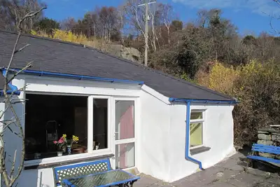 Image de Cottage traditionnel en pierre avec vue fantastique sur le lac et les montagnes