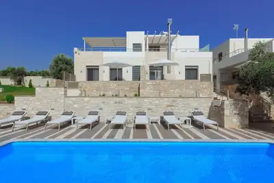 Image de Luxury 2Bedroom Villa Maisonnette à 2 km de la plage avec piscine partagée pour 5 personnes
