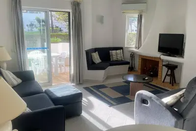 Image de Climatisation Rez de chaussée Appartement Supérieur dans de beaux jardins. Wifi gratuit.