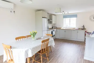 Image de Nouveau chalet avec piscine, sauna, salle de sport et courts de tennis, parfait pour explorer le Norfolk!