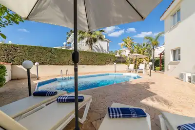 Villa de luxe entièrement équipée avec piscine privée. À distance de marche de toutes les commodités