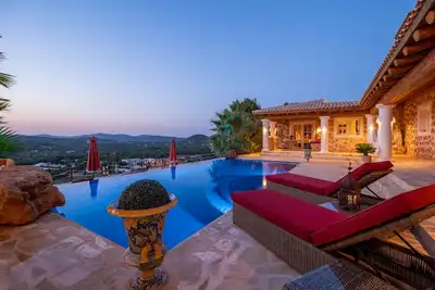Image de Villa de luxe romantique près de la ville d'Ibiza avec vue imprenable sur le coucher de soleil