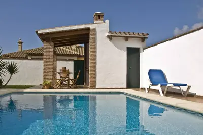 Image de Chalet pour 4 pers. avec piscine privée, à seulement 500m de Conil, avec belle terrasse couverte avec barbecue, WiFi