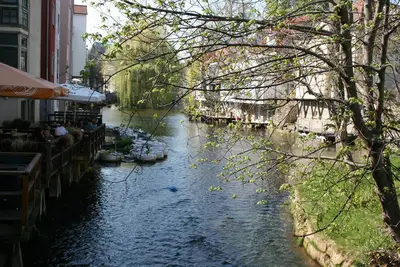 Image de Idéalement situé, calme, confortable appartement avec un balcon couvert