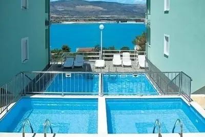 Image de Appartement confortable et entièrement meublé à Villa Bayview avec piscine