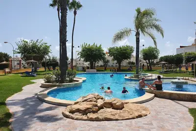 Image de 2 Chambres, Belle Piscine, Court de Tennis, Près de la Plage, Endroit Calme