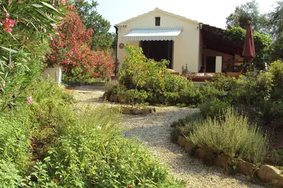 Image de maison de campagne romantique, isolé absolue, à proximité de la mer, jardin, chiens bienvenus
