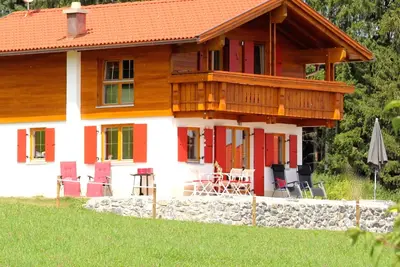 Image de Grande maison de vacances avec une vue imprenable sur le lac et les Alpes, un bateau et de nombreux autres extras