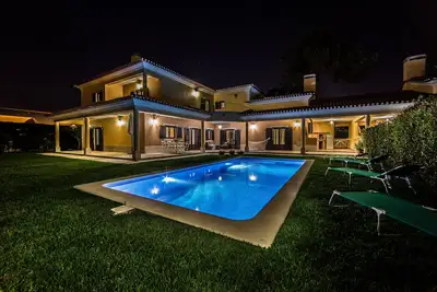Image de Villa moderne, grande et belle pour 10 personnes avec piscine et jardin à Azeitão.