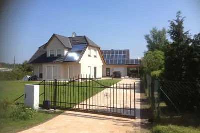 Image de Calme sur le bord d'un chalet de la forêt se trouve sur Darss - vos vacances sur la mer Baltique.