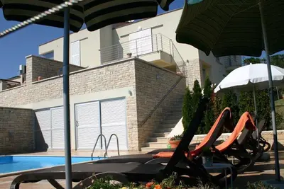 Image de Maison de vacances avec piscine et vue fantastique sur la mer