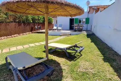 Image de petit chalet confortable et récemment rénové pour 4 personnes, en absolu. la mer