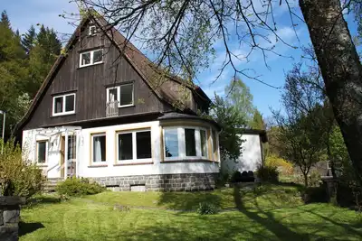 Image de Cottage modernisé avec mobilier design et lits avec sommier à ressorts